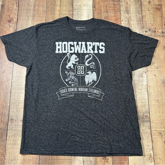 Wizarding World Of Harry Potter Other - Harry Potter Hogwarts Crest Tee Gray Heather 2XL Unisex Soft Graphic Shirt Tee